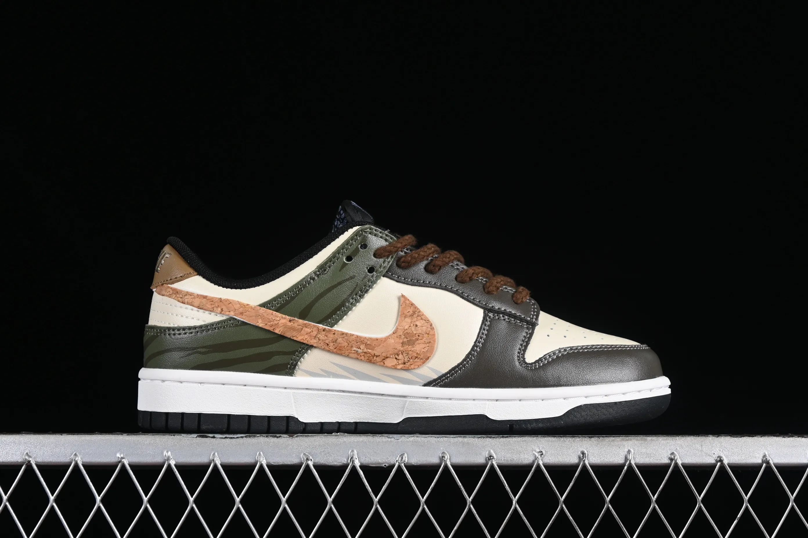 All Categories Nk SB Dunk Series Nk SB Dunk Low Low-top Sneakers Nk Dunk Low Panda Prank Jungle Crossing Forest Crisis SB Low-top Casual Sneakers DV0831-002